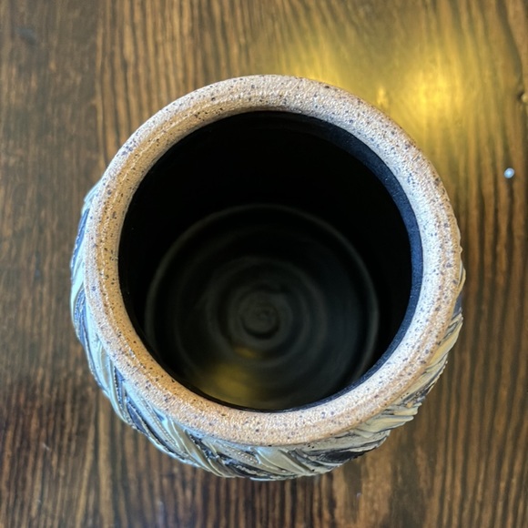 Pretty Unique Pottery Piece - Picture 5 of 6